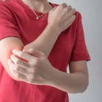 Choroba skóry może zaatakować stawy. Objawy przypominają kontuzję lub zwyrodnienia