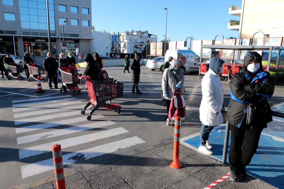 Choroba wywołana przez wirus SARS-CoV-2 objawia się najczęściej gorączką, kaszlem, dusznościami, bólami mięśni i zmęczeniem /PANTELIS SAITAS /PAP/EPA