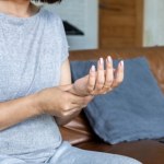 Choroby reumatyczne to problem seniorów? Specjalista: To mit!