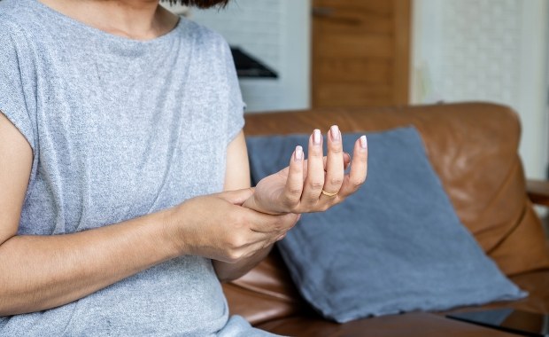 Choroby reumatyczne to problem seniorów? Specjalista: To mit!