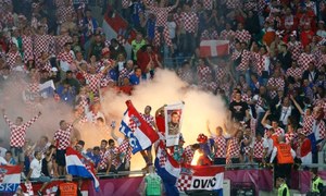 Chorwaccy kibice odpalili w czasie meczu race //PAP/EPA