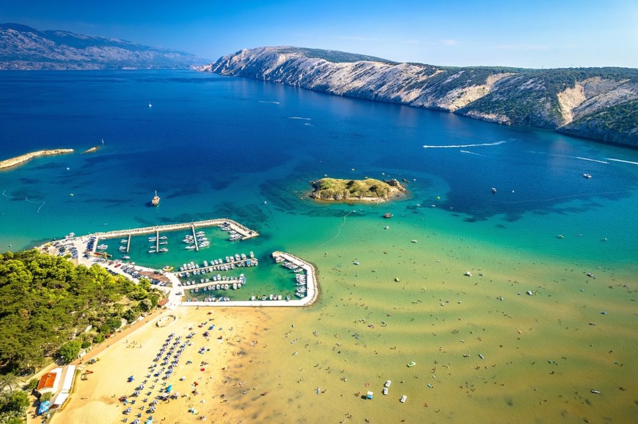 Chorwacja. Plaża w miejscowości Lopar na wyspie Rab (fot. Shutterstock) /