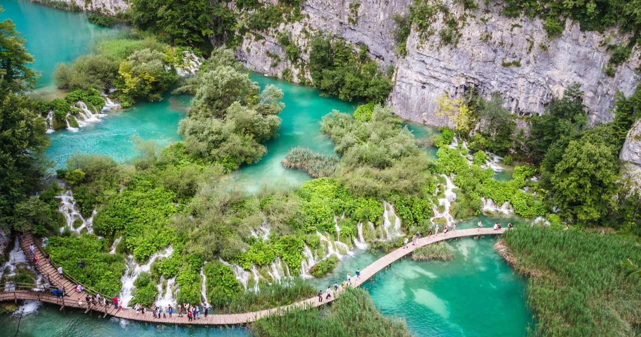 Chorwacja zachwyca pogodą, różnodornością krajobrazu, a także atrakcjami. Będąc tam na wakacjach warto wybrać się m.in. do Parku Narodowego Jezior Plitwickich /123RF/PICSEL