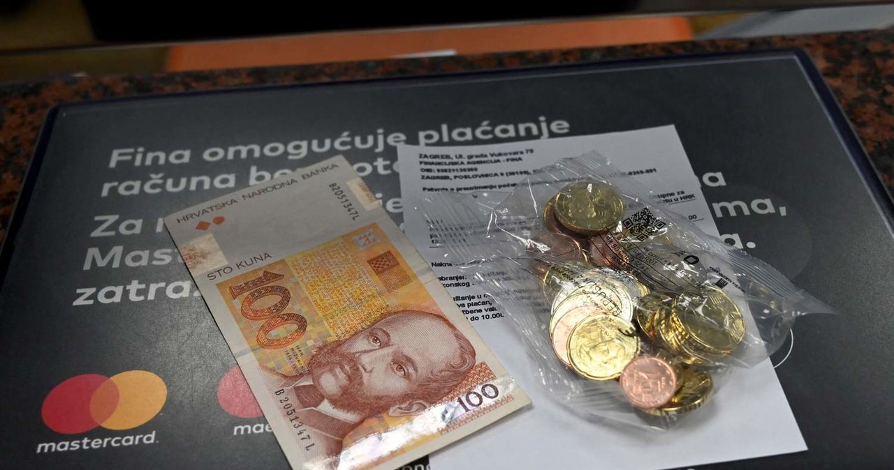 Chorwacki Bank Narodowy umożliwił obywatelom wymianę kuny na euro, aby stopniowo przyzwyczaić ich do używania euro, które staje się oficjalną walutą w Chorwacji 1 stycznia 2023 r. /Denis LOVROVIC /AFP