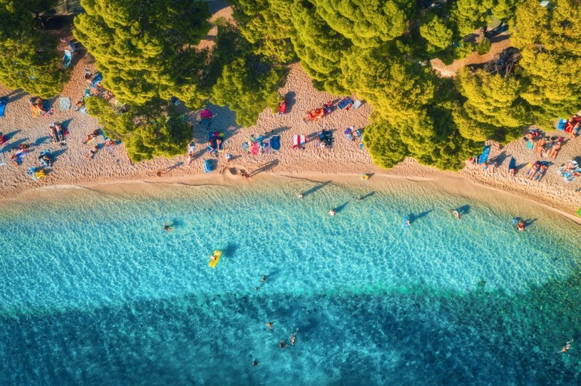 Chorwackie plaże oferują piękne widoki i krystalicznie czystą wodę. Na niektóre z nich można dotrzeć w 8 godzin samochodem /123RF/PICSEL