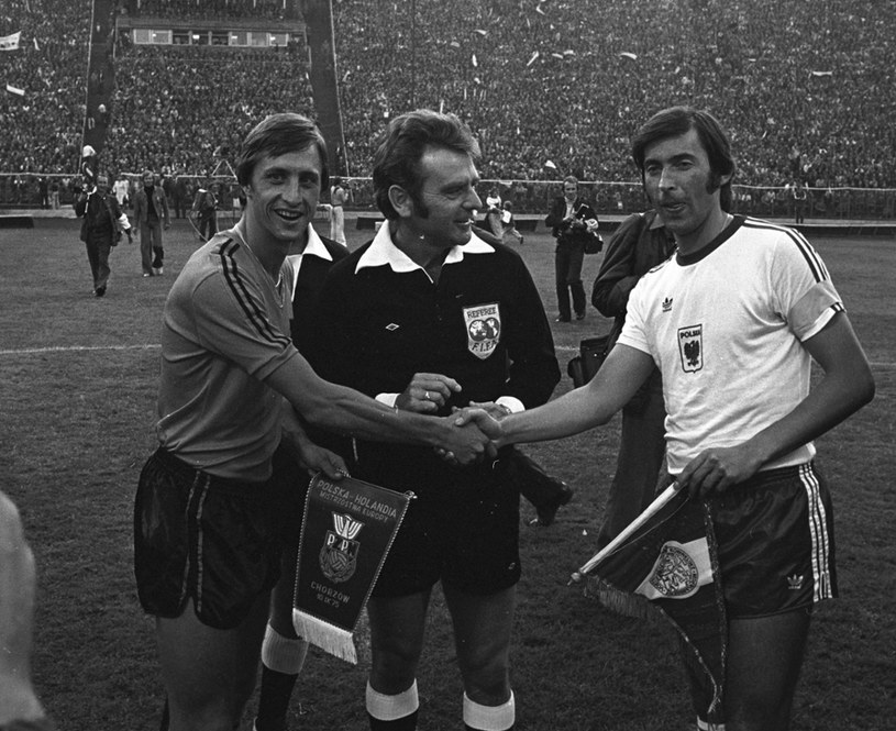 Chorzów, rok 1975. Kazimierz Deyna (z prawej) i Holender Johan Cruyff /East News /East News
