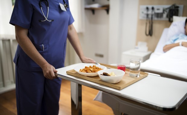 ​Chorzy i głodni. Mniej pieniędzy na żywienie pacjentów w szpitalach