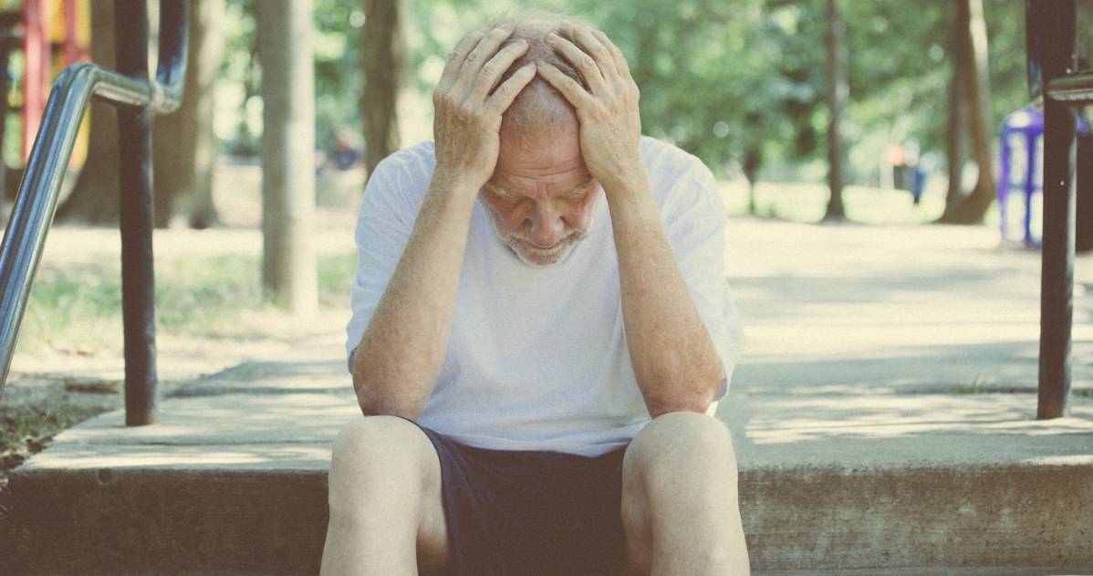 Chorzy na Alzheimera mogą wyjść z domu i mieć problem z powrotem, ponieważ nie pamiętają drogi powrotnej /123RF/PICSEL