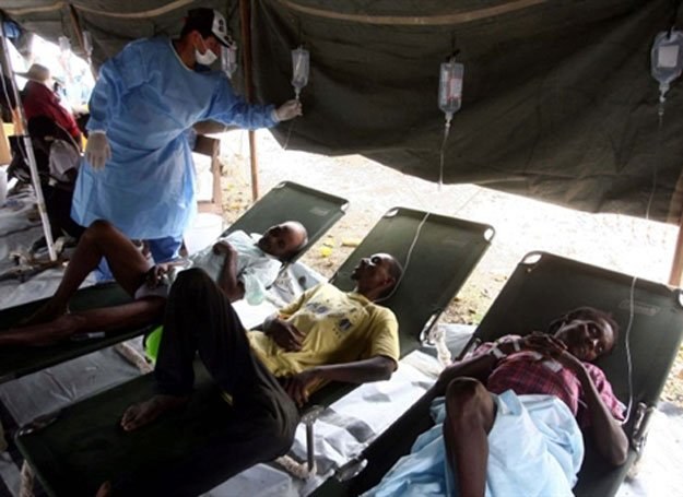 Chorzy na cholerę, Haiti, listopad 2010 /AFP
