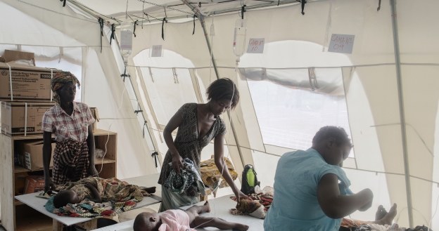 Chorzy na cholerę w Mozambiku /AFP