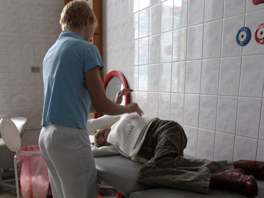 Chorzy na mukowiscydozę wymagają rehabilitacji /Leszek Szymański /PAP