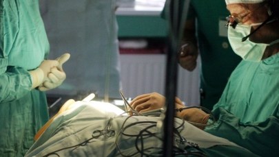 Chorzy na raka umierają, bo nie opłaca się ich leczyć