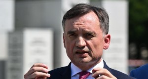 "Chowają się jak szczury", "Proszę nie być miękiszonem". Politycy komentują sprawę Ziobry