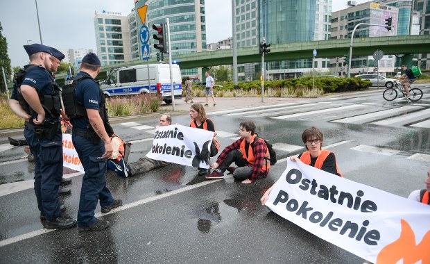 "Chowamy klej do kieszeni". Ostatnie Pokolenie ogłosiło koniec działalności