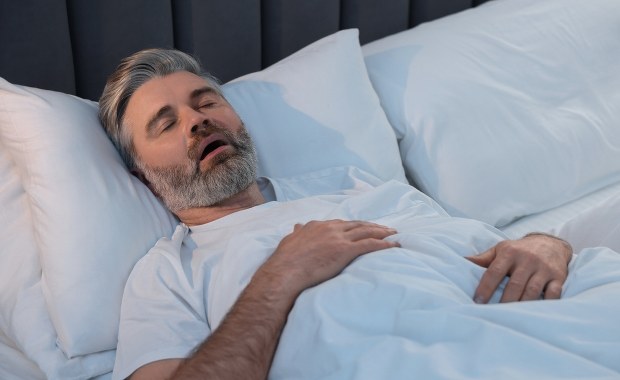 Chrapanie i bezdech senny. Kiedy zgłosić się do specjalisty?