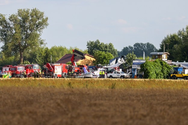 Chrcynno (pow. nowodworski) - operacja wydobycia wraku samolotu cessna /Leszek Szymański /PAP