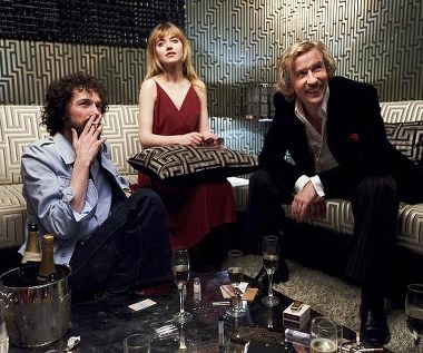 Chris Addison, Imogene Poots oraz Steve Coogan w filmie "Prawdziwa historia króla skandali"