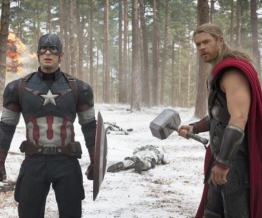 Chris Evans i Chris Hemsworth w scenie z filmu "Avengers: Czas Ultrona"