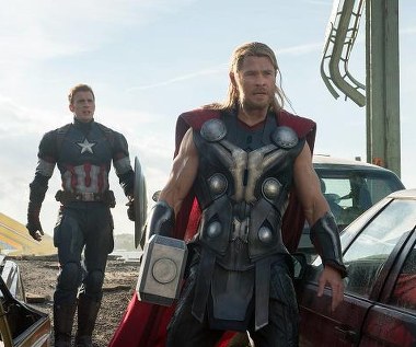 Chris Evans i Chris Hemsworth w scenie z filmu "Avengers: Czas Ultrona"