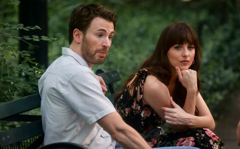 Chris Evans i Dakota Johnson na planie filmu "Materialists" /Rex Features /East News