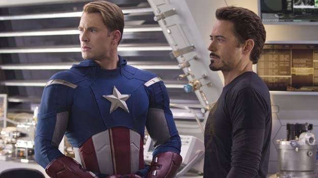 Chris Evans (Kapitan Ameryka) i Robert Downey Jr. (Iron Man) w scenie z filmu "The Avengers" /materiały dystrybutora