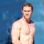 Chris Hemsworth bez koszulki