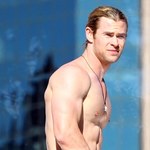 Chris Hemsworth bez koszulki