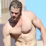 Chris Hemsworth bez koszulki