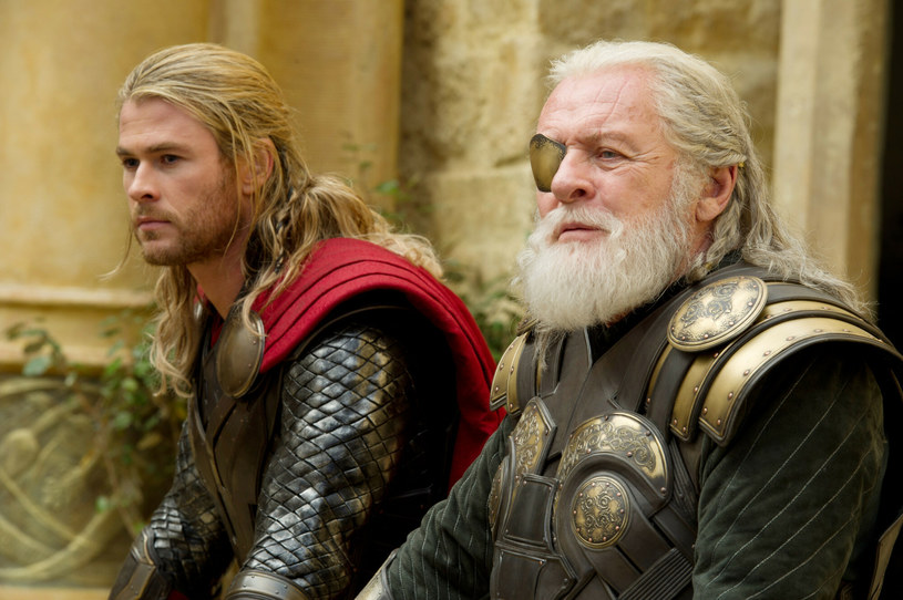 Chris Hemsworth i Anthony Hopkins na planie filmu "Thor: Mroczny świat" /Jay Maidment/Walt Disney Studios/Courtesy Everett Collection /East News