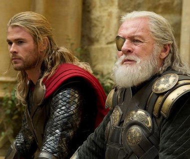 Chris Hemsworth i Anthony Hopkins w scenie z filmu "Thor: Mroczny świat"