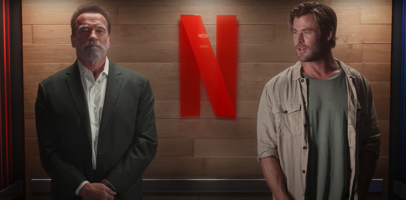 Chris Hemsworth i Arnold Schwarzenegger w klipie Netfliksa /Netflix /YouTube