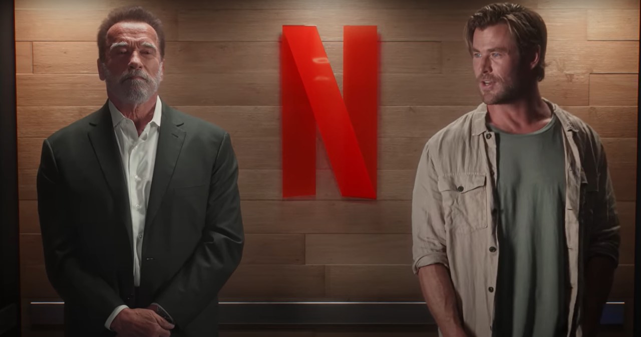 Chris Hemsworth i Arnold Schwarzenegger w klipie Netfliksa /Netflix /YouTube