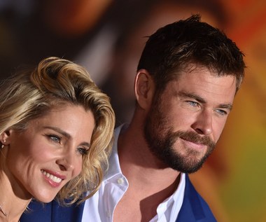 Chris Hemsworth i Elsa Pataky (7 lat różnicy)

Chris Hemsworth od 10 lat jest szczęśliwym mężem Elsy Pataky. Hiszpanka jest o 7 lat starsza od swojego partnera. Kobieta w 2018 roku przez większość czasu sama musiała wychowywać dzieci. Powodem był mocno napięty grafik aktora – obfitość przyjmowanych ról sprawiła, że mężczyzna zdecydował, iż w kolejnym roku poświęci się bardziej rodzinie. Pandemiczny czas tylko przybliżył ich do siebie i para mogła spędzać wspólne chwile razem z trójką dzieci. 

