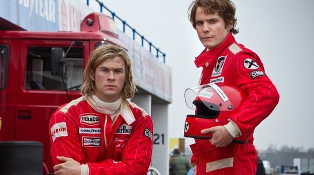 Chris Hemsworth (James Hunt) i Daniel Bruhl (Niki Lauda) w scenie z filmu "Wyścig" /materiały prasowe