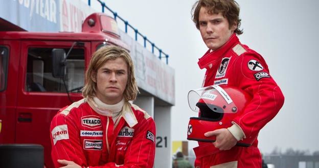 Chris Hemsworth (James Hunt) i Daniel Bruhl (Niki Lauda) w scenie z filmu "Wyścig" /materiały prasowe