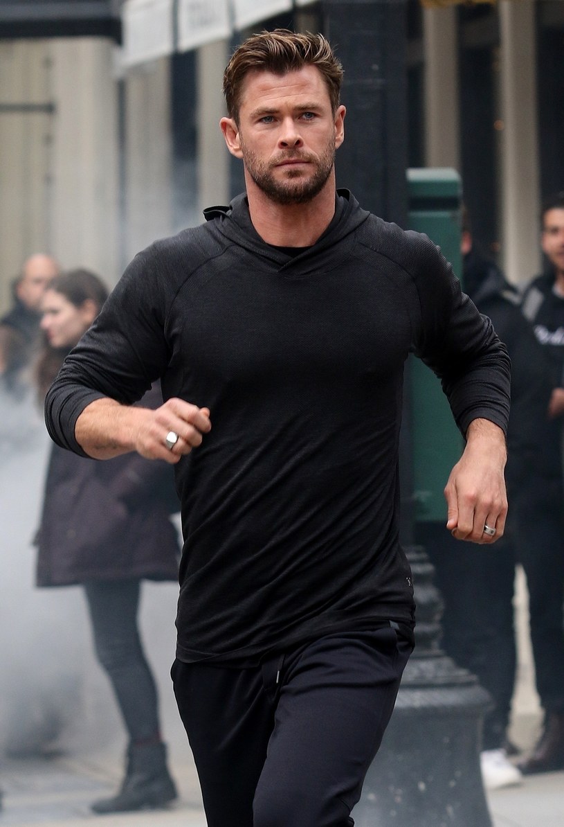 Chris Hemsworth podczas joggingu /BrosNYC / BACKGRID /Agencja FORUM