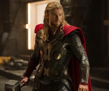 Chris Hemsworth w scenie z filmu "Thor: Mroczny świat"