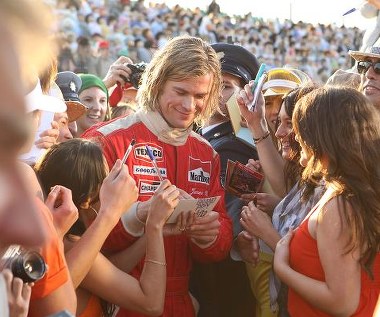 Chris Hemsworth w scenie z filmu "Wyścig"