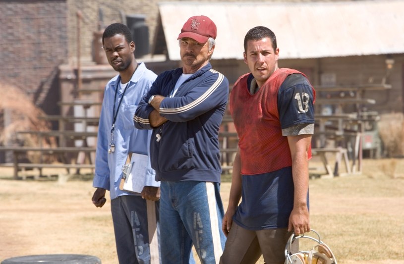 Chris Rock, Burt Reynolds i Adam Sandler w "Najdłuższym jardzie" z 2005 roku /Paramount Pictures / Entertainment Pictures /Agencja FORUM