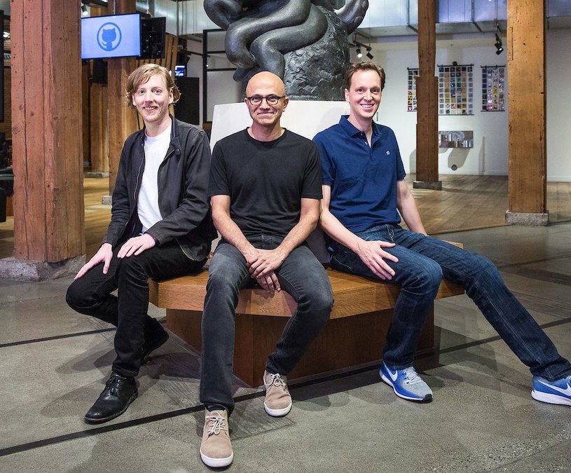 Chris Wanstrath (szef i współzałożyciel GitHuba, z lewej), Satya Nadella (CEO Microsoftu) i Nat Friedman z Microsoftu /materiały prasowe