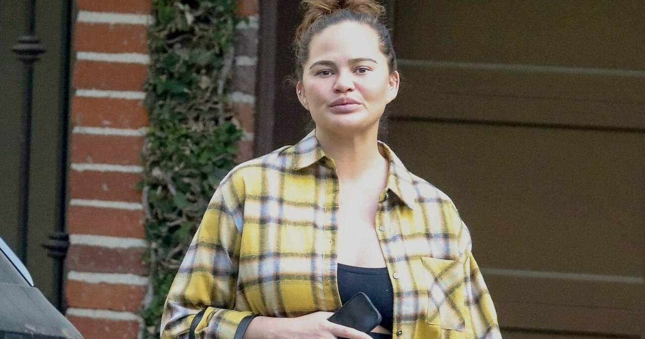 Chrissy Teigen bez makijażu. Gwiazda w ciąży wprost promienieje! /Backgrid/East News /East News