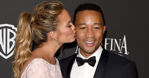 Chrissy Teigen całuje Johna Legenda - fot. Jason Merritt /Getty Images