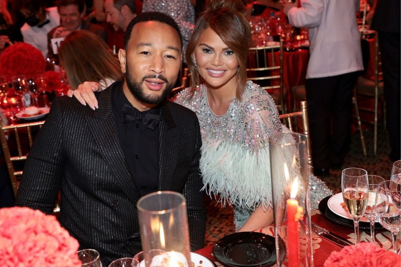 Chrissy Teigen odnowiła przysięgę małżeńską. Wybrała na tę okazję wyjątkową kreację 