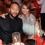 Chrissy Teigen odnowiła przysięgę małżeńską. Wybrała na tę okazję wyjątkową kreację 