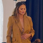 Chrissy Teigen paradowała bez stanika!