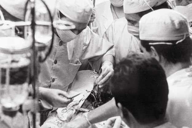 Christiaan Barnard podczas pierwszej transplantacji serca /AFP