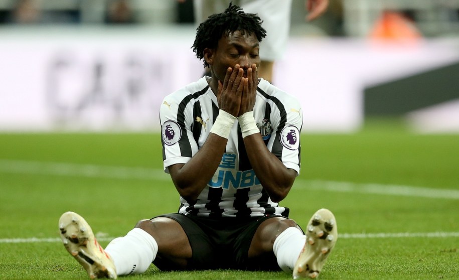 Christian Atsu w barwach angielskiego Newcastle United /Nigel Roddis /PAP/EPA