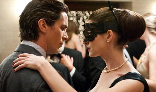 Christian Bale i Anne Hathaway w filmie "Mroczny Rycerz powstaje" /materiały prasowe