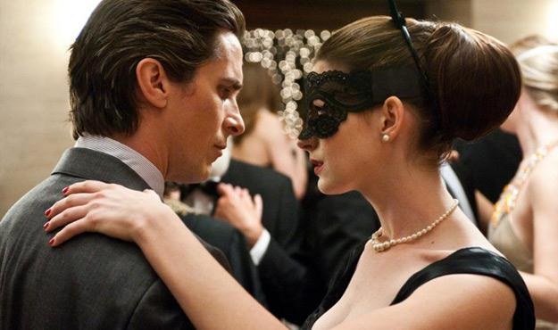 Christian Bale i Anne Hathaway w filmie "Mroczny Rycerz powstaje" /materiały dystrybutora