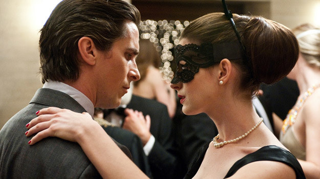 Christian Bale i Anne Hathaway w scenie z filmu "Mroczny Rycerz powstaje" /materiały prasowe